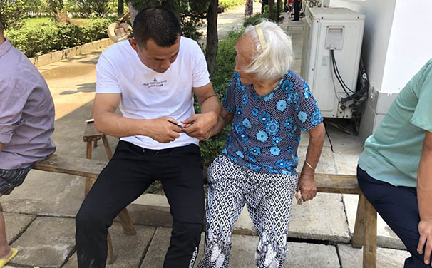 愛滿福利院，湖北昌利員工端午節(jié)前送溫暖