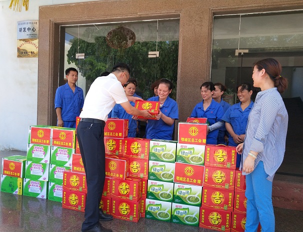 鄂城區(qū)委領(lǐng)導(dǎo)為昌利金剛石鋸片車(chē)間生產(chǎn)一線(xiàn)職工“送清涼”