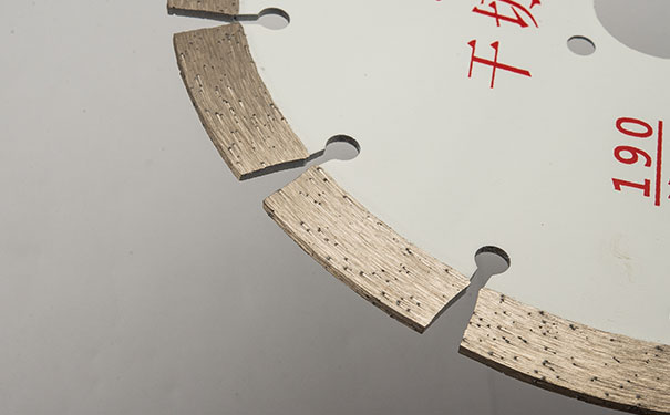 大理石鋸片在切割過(guò)程中搖擺是怎么回事呢？