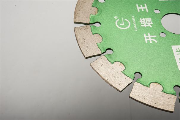 墻槽切割片在鋸切時(shí)會(huì)出現(xiàn)哪些磨損現(xiàn)象呢？