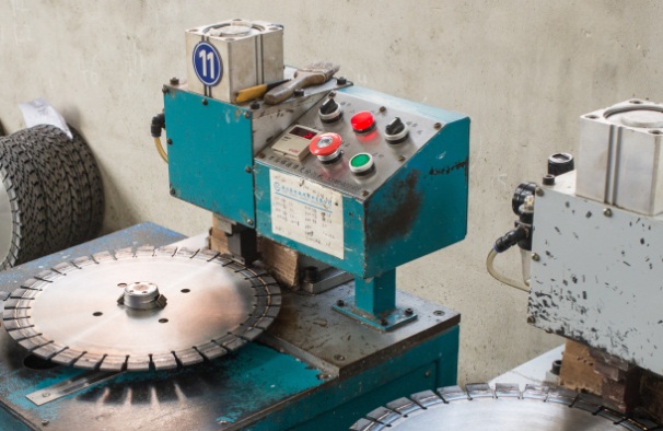 石材切割片鋸機(jī)軸的精度應(yīng)該如何檢驗(yàn)調(diào)整呢？