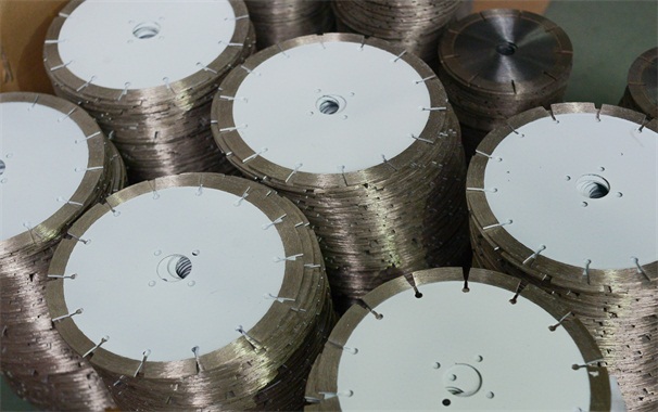 針對板材質(zhì)量的提高，石材切割鋸片鋸機可以做好哪些工作呢？