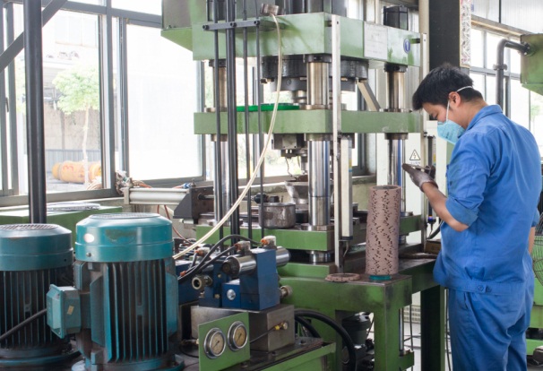 石材切割片廠家為什么要選擇選用預(yù)合金胎體金屬粉粉末？